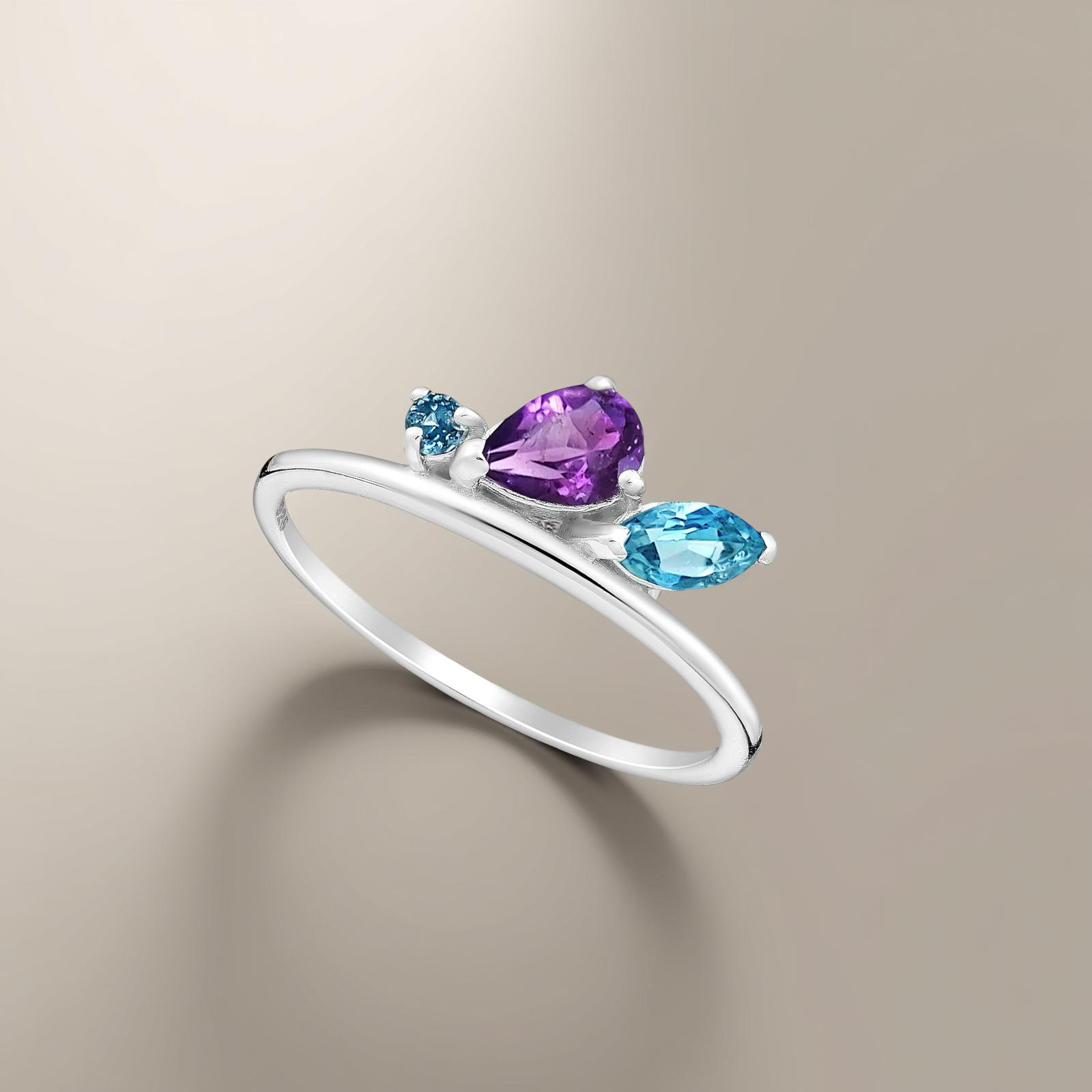 Luxury look, old money, silver ring, topaz and sapphire 