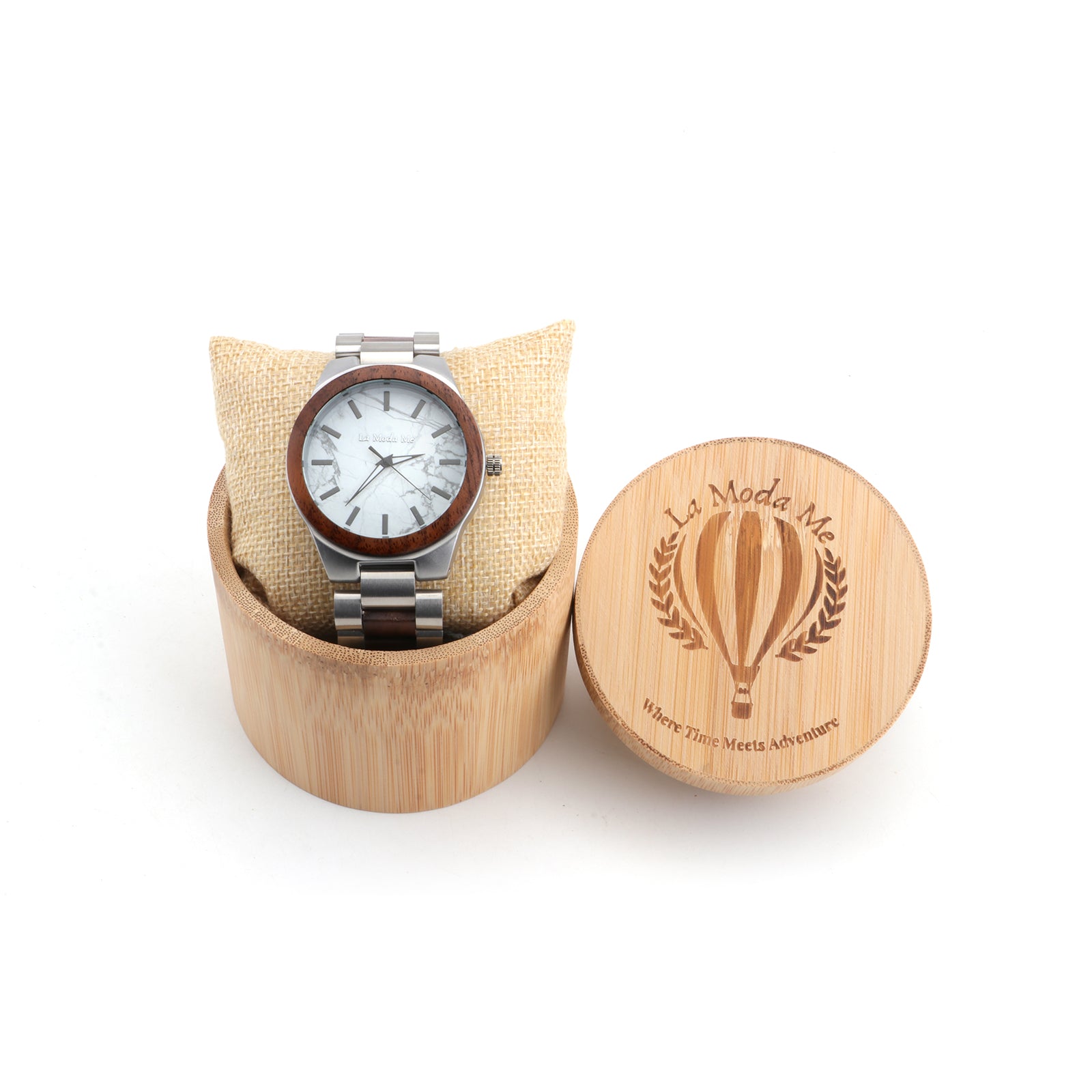 Men’s wooden wristwatch with a white dial and silver-wood strap, displayed in a round bamboo gift box with a fabric cushion. The box lid features the engraved “La Moda Me” logo and the slogan “Where Time Meets Adventure”.
