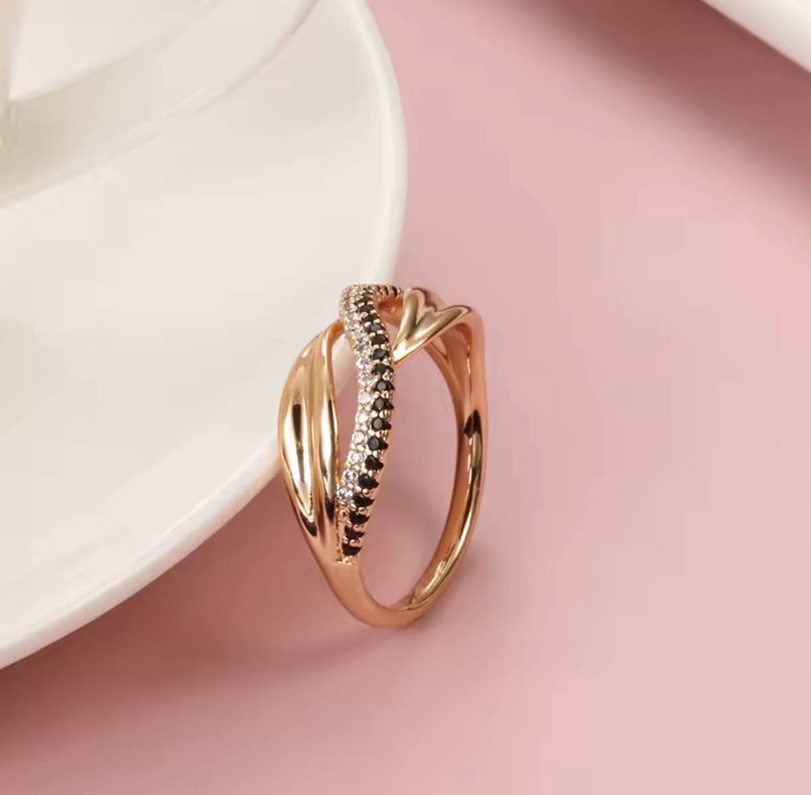 La Moda Me Ring Erin - Twisted Ring with Black & White Zirconia